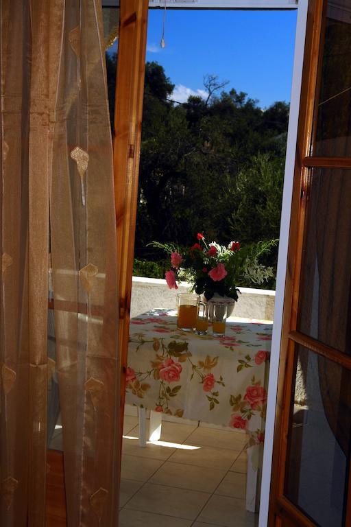 Prasoudopetra Aparthotel Agios Matthaios  Luaran gambar