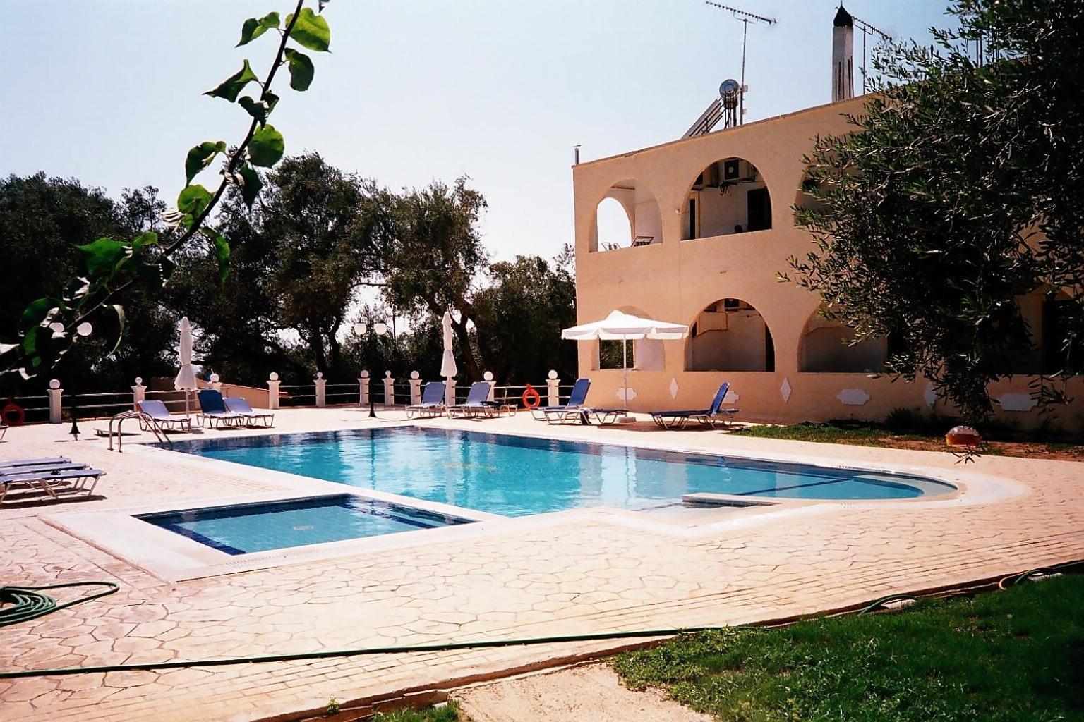 Prasoudopetra Aparthotel Agios Matthaios  Luaran gambar