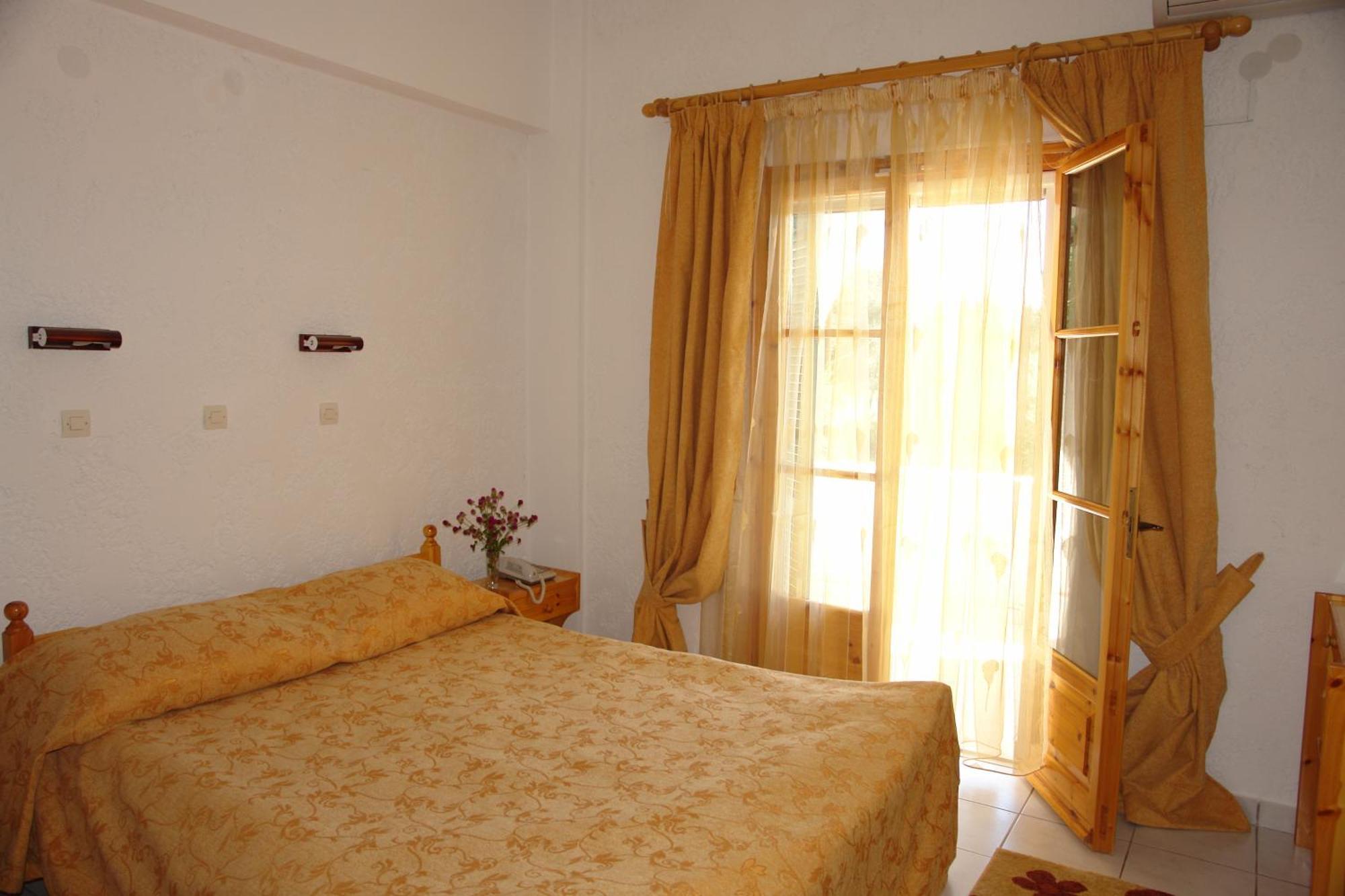 Prasoudopetra Aparthotel Agios Matthaios  Luaran gambar