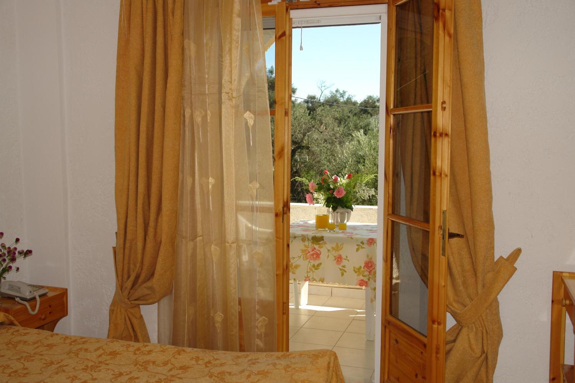 Prasoudopetra Aparthotel Agios Matthaios  Luaran gambar