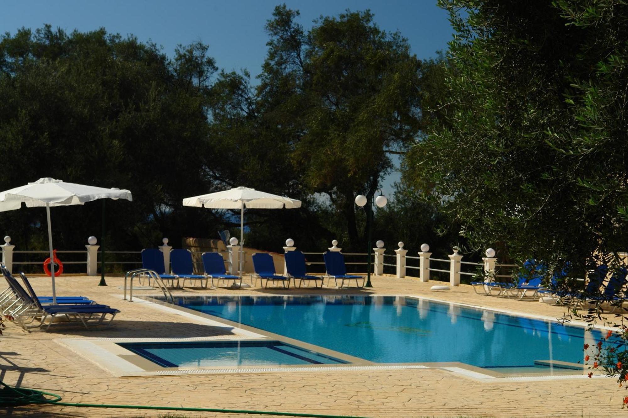 Prasoudopetra Aparthotel Agios Matthaios  Luaran gambar